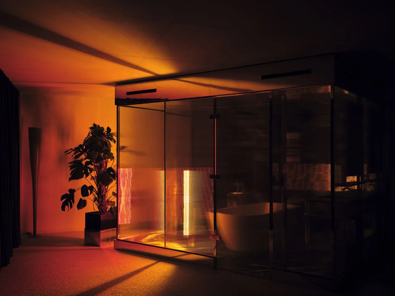 khach san phong suite noi that den neon