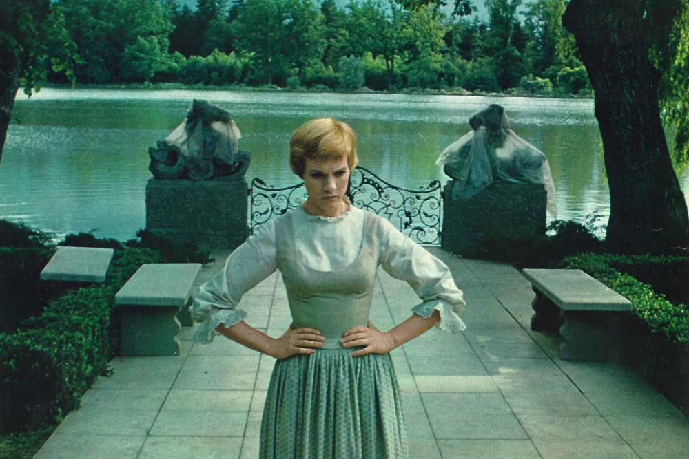 the sound of music thiet ke boi canh Julie Andrews maria Georg von Trapp ao