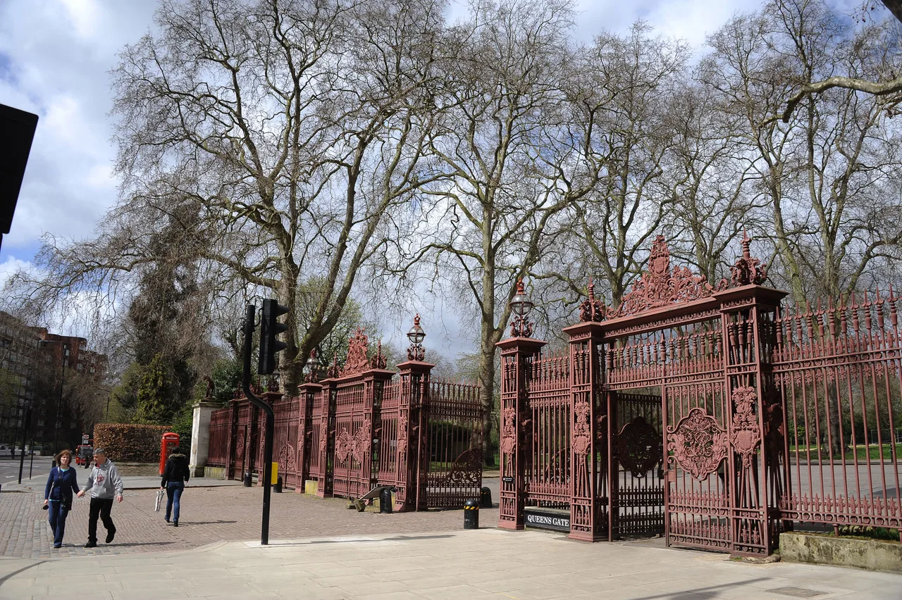 vuon thuong uyen kensington london cong vao