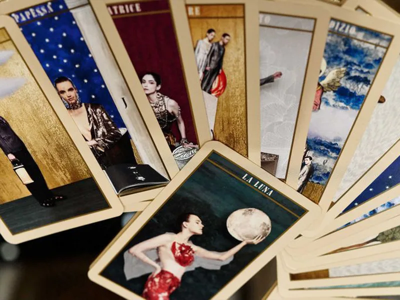 "Vũ trụ" của Giorgio Armani trong những lá bài tarot