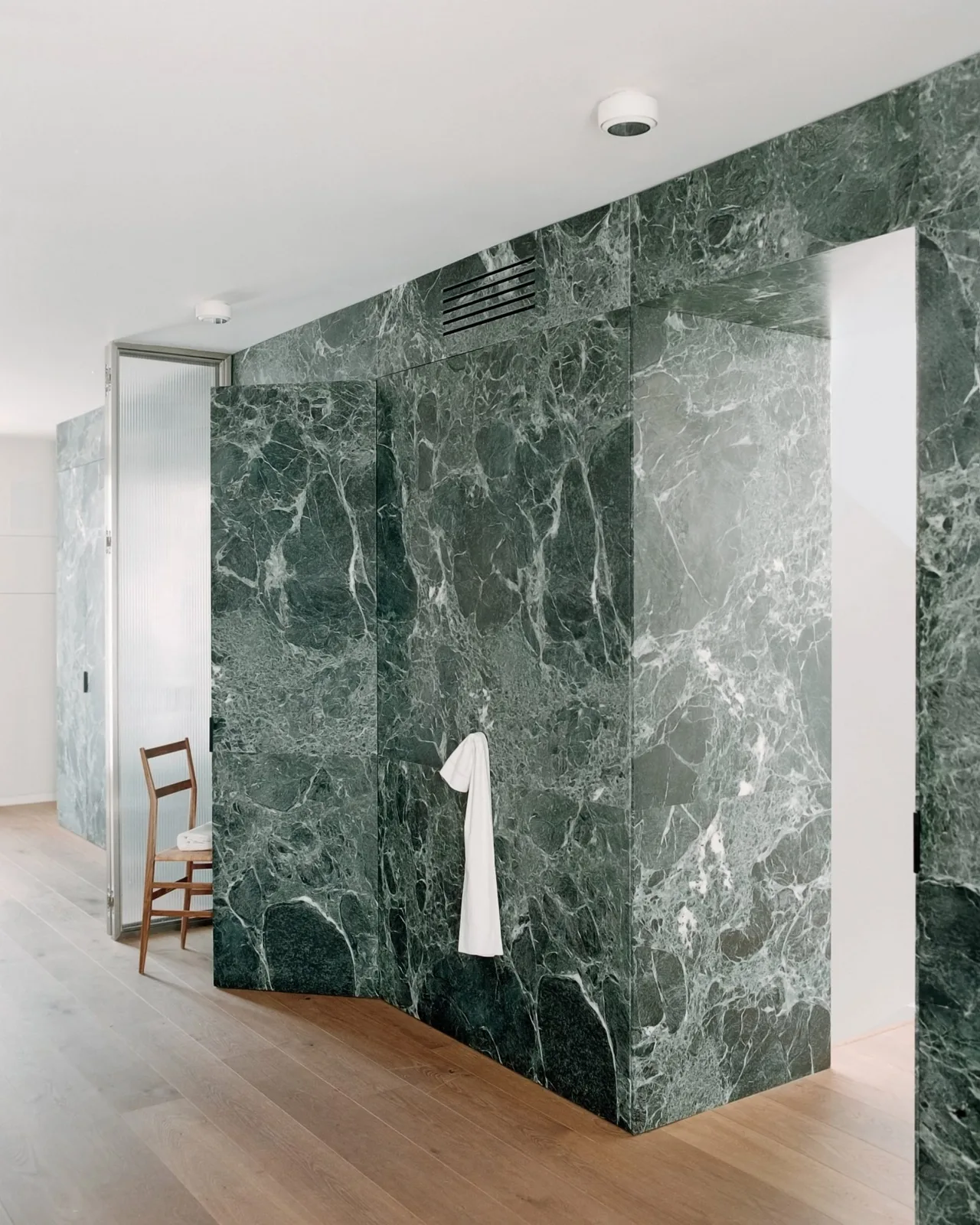 thiet ke noi that green marbel green stone interior