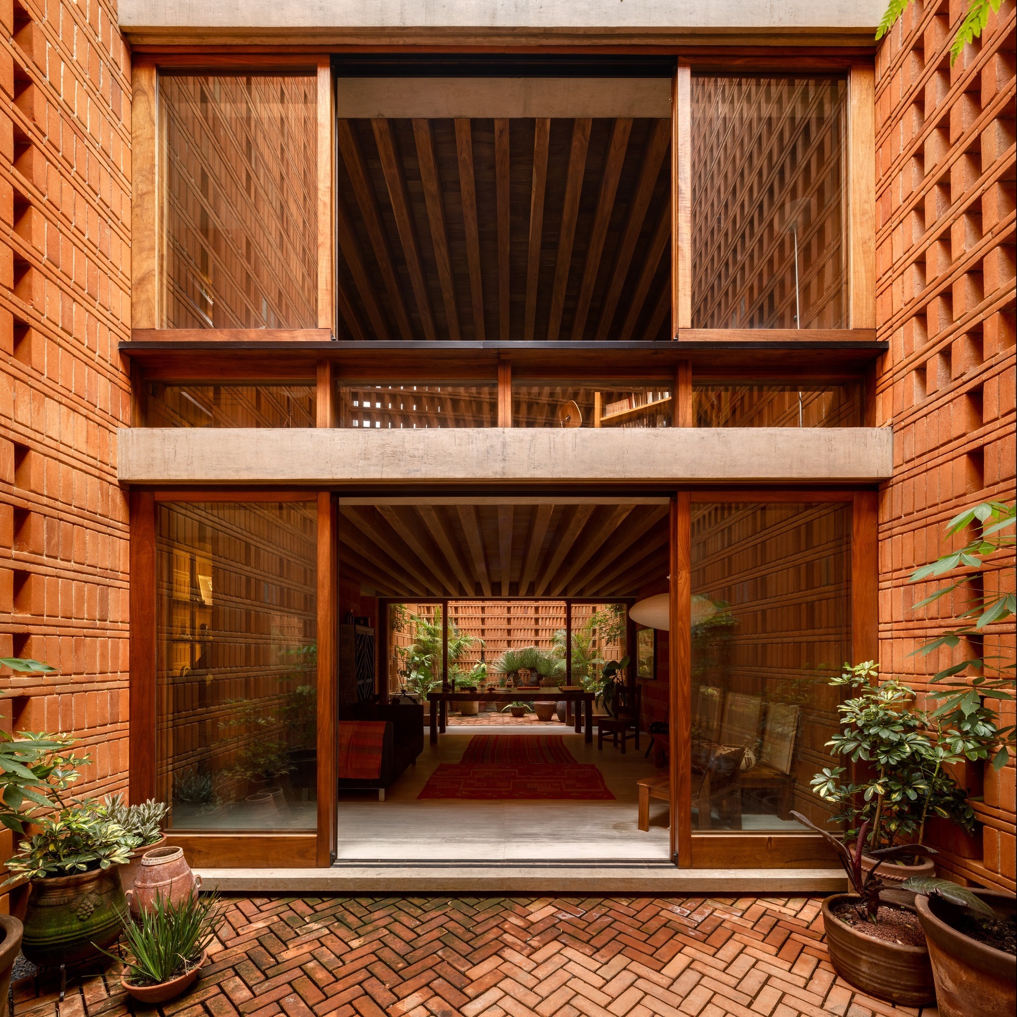 xu huong noi that xanh AMRA7 Estúdio Rossi Arquitetos + Piratininga Arquitetos Associados Overlap House Office Sugurufukuda Villa City Story Architecture Ma House Gerira Architects House That Rains Light LIJO RENY architects Prim House Studio Locomotive khach san SHIROIYA Sou Fujimoto Architects KOKUYO DIG DDAA + KOKUYO AM House Horma Iturbide Studio Taller de Arquitectura Mauricio Rocha + Gabriela Carrillo