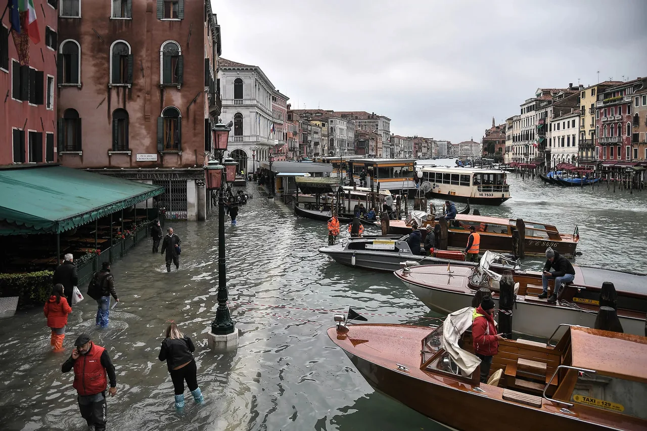 nen mong venice underneath venezia italy