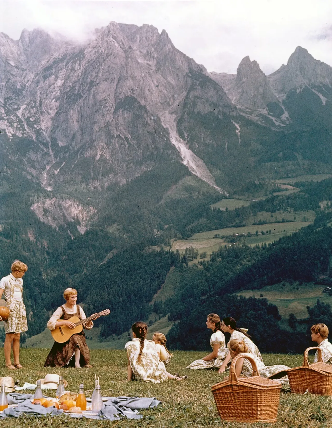 the sound of music thiet ke boi canh Julie Andrews maria Georg von Trapp ao