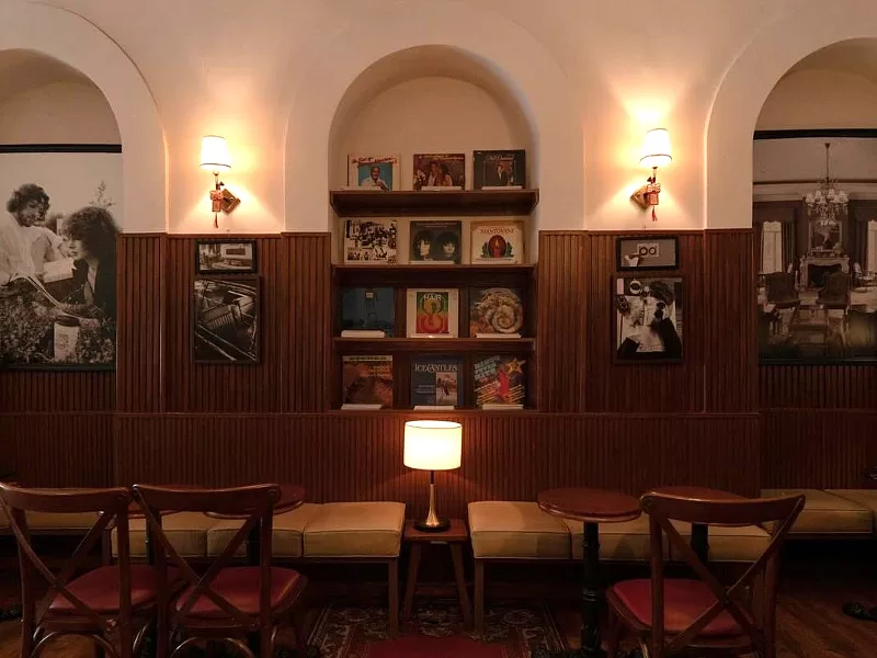 Cafe đĩa than Sài Gòn: Dư âm một thời trong những vòng quay | The Third Place