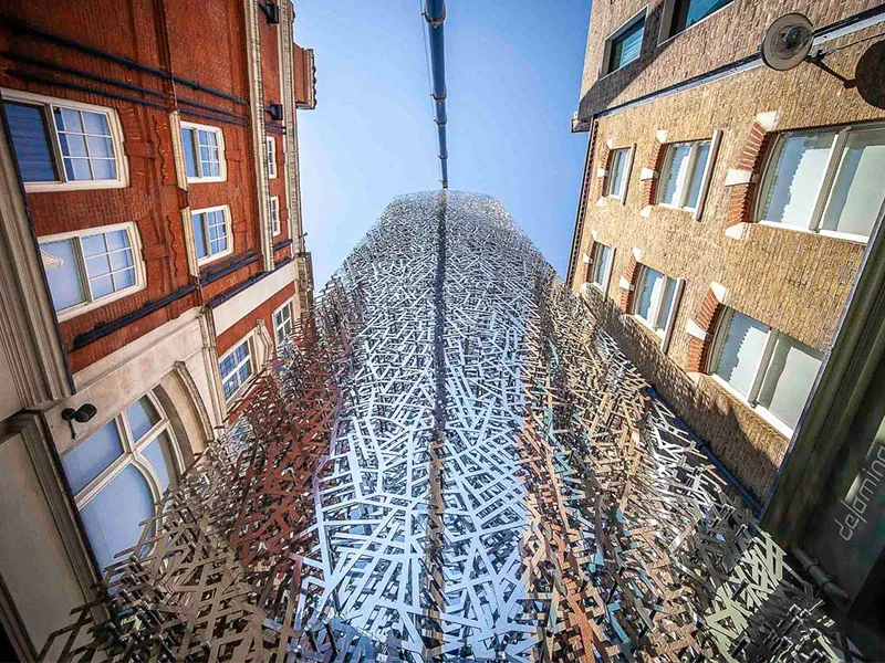 Khối thép 17 tấn giữa lòng London