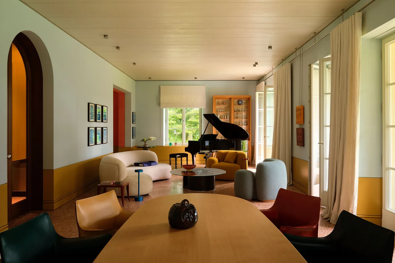 biet thu dong que duc cai tao Gisbert Poppler noi that phong khach mid century modern