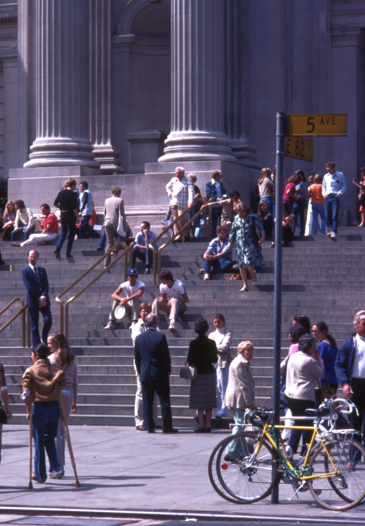 bao tang met cau thang new york duong pho manhattan