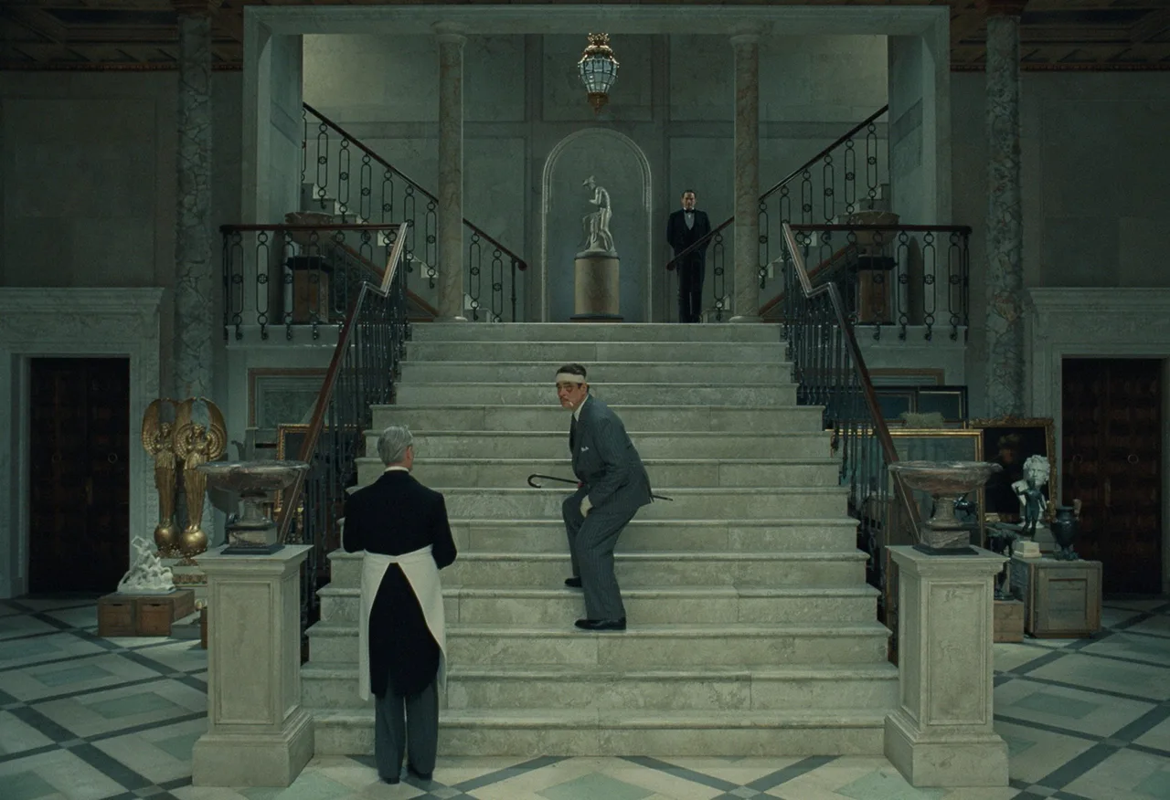 boi canh phim The Phoenician Scheme Roman Coppola Wes Anderson Benicio del Toro