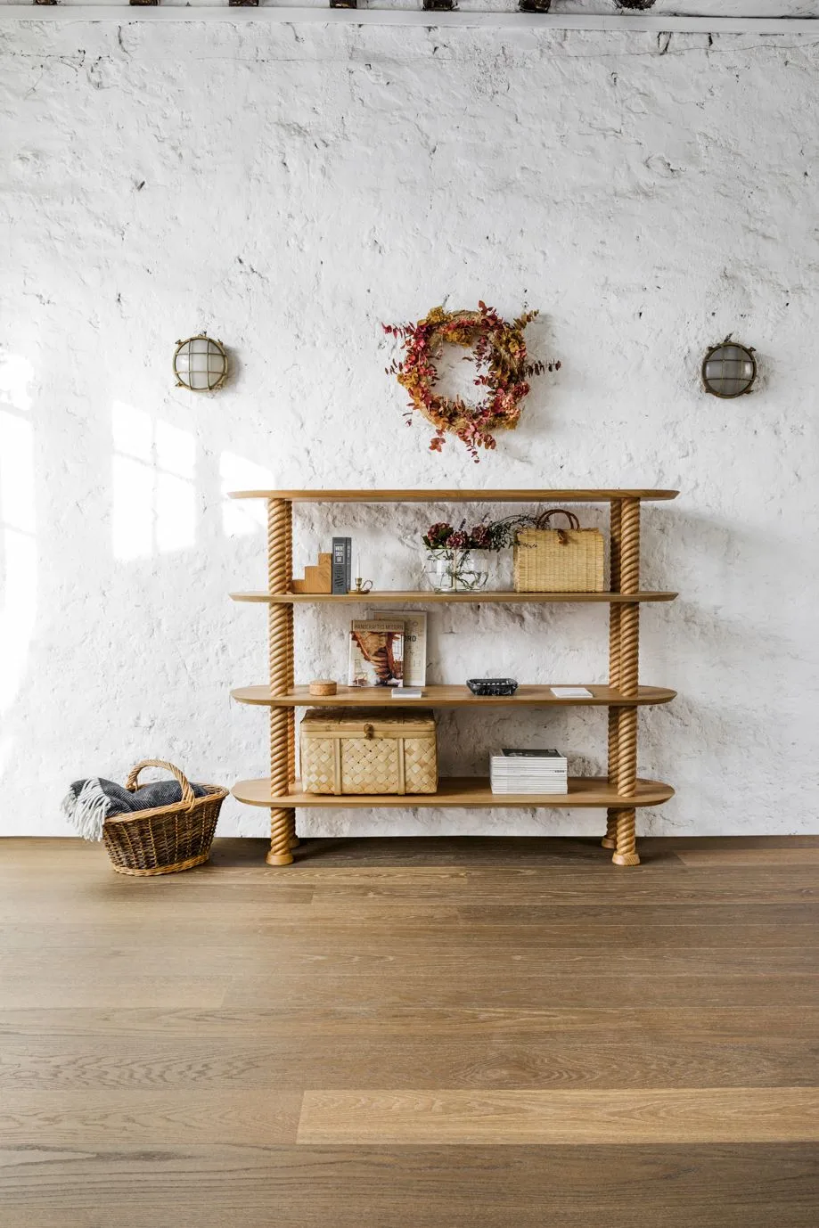 ke go wood bookshelf phong khach phong lam viec phong doc sach Craft Rope The Hansen Family