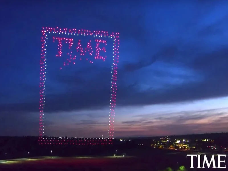 Bìa tạp chí Time được tạo thành từ 958 drones phát sáng