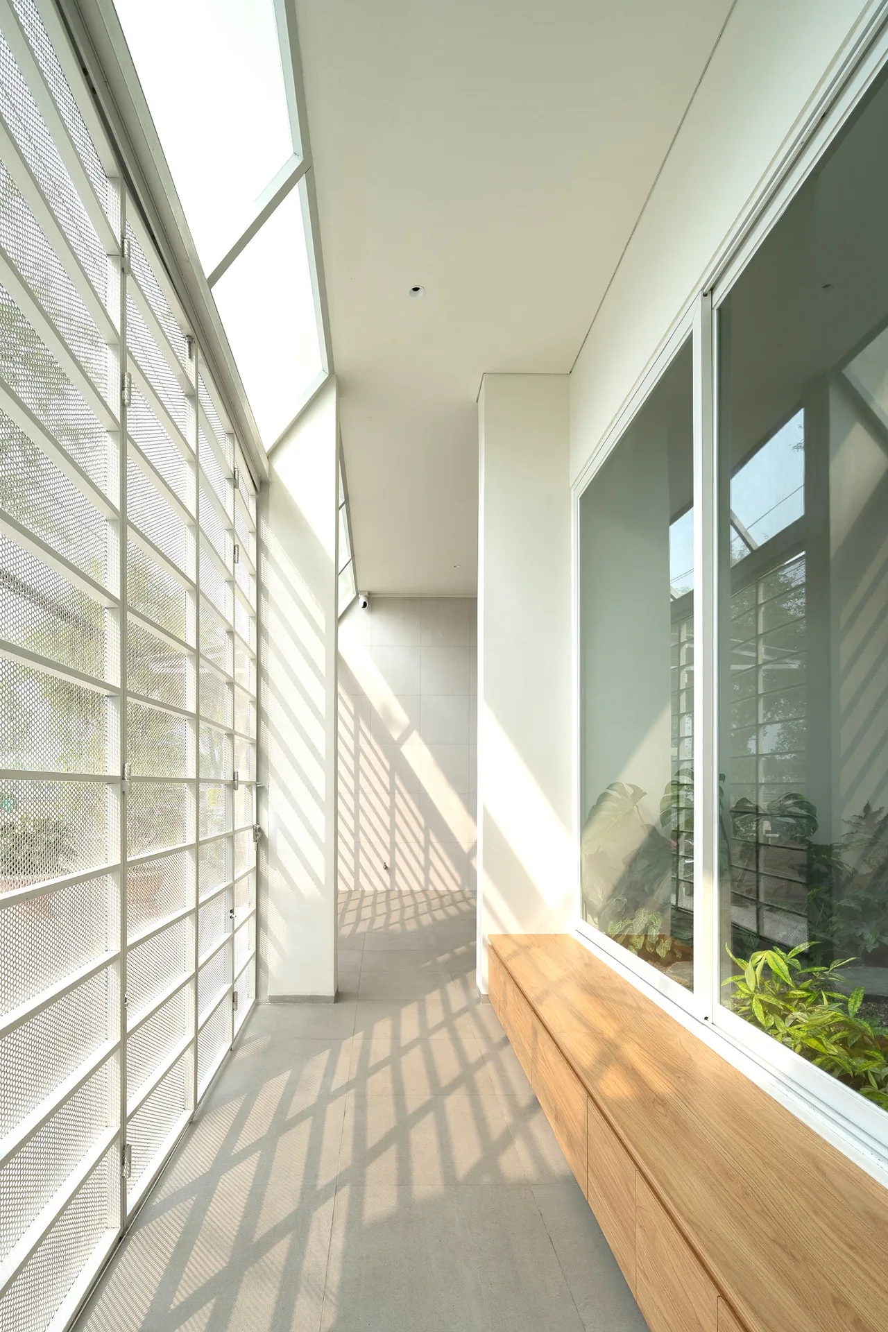 hanh lang facade mat tien luoi sat nha pho mien tay