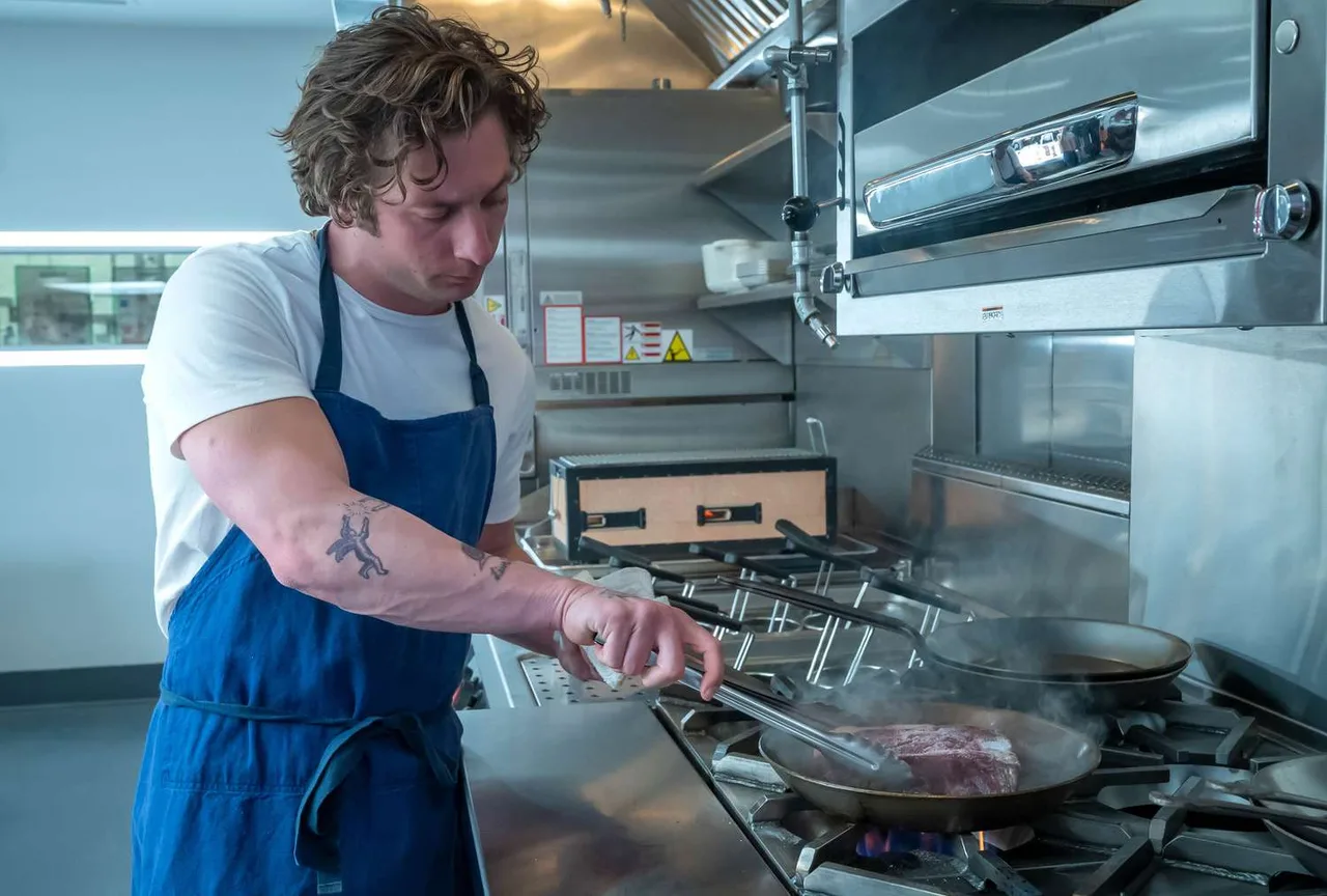nha bep series phim Jeremy Allen White