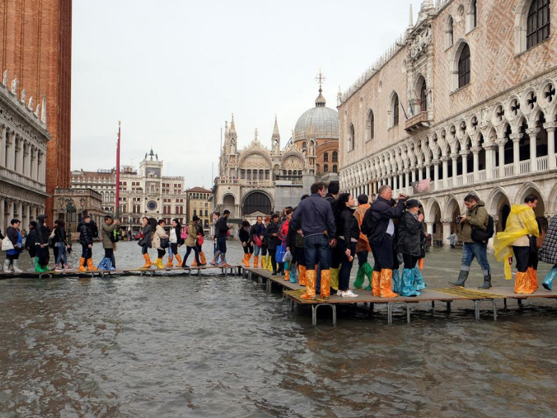 Chùm ảnh Venice ngập sâu trong biển nước giữa trận lụt lịch sử