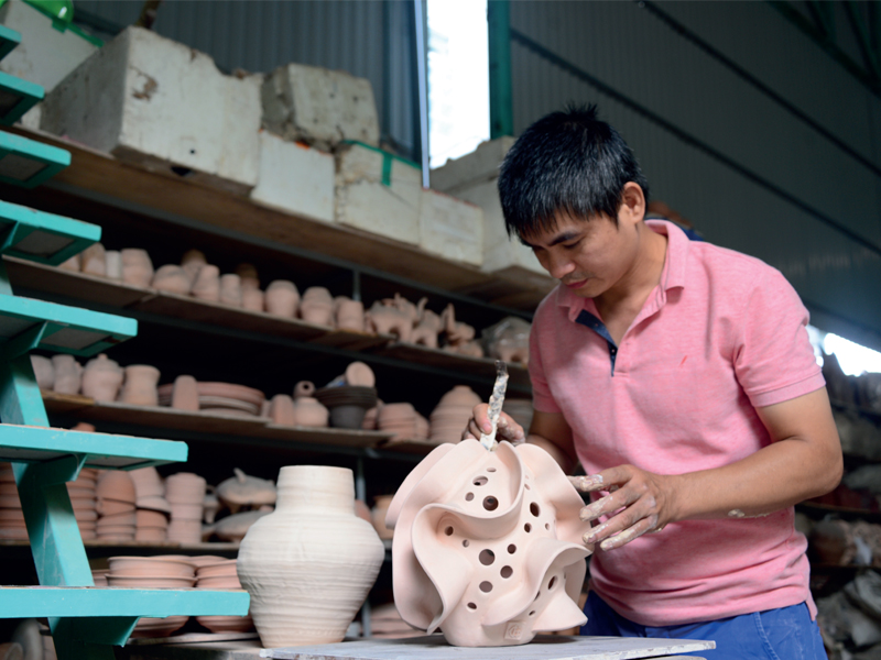 "Chơi với Gốm": Nguyễn Hồng Tân – làm duyên cho gốm