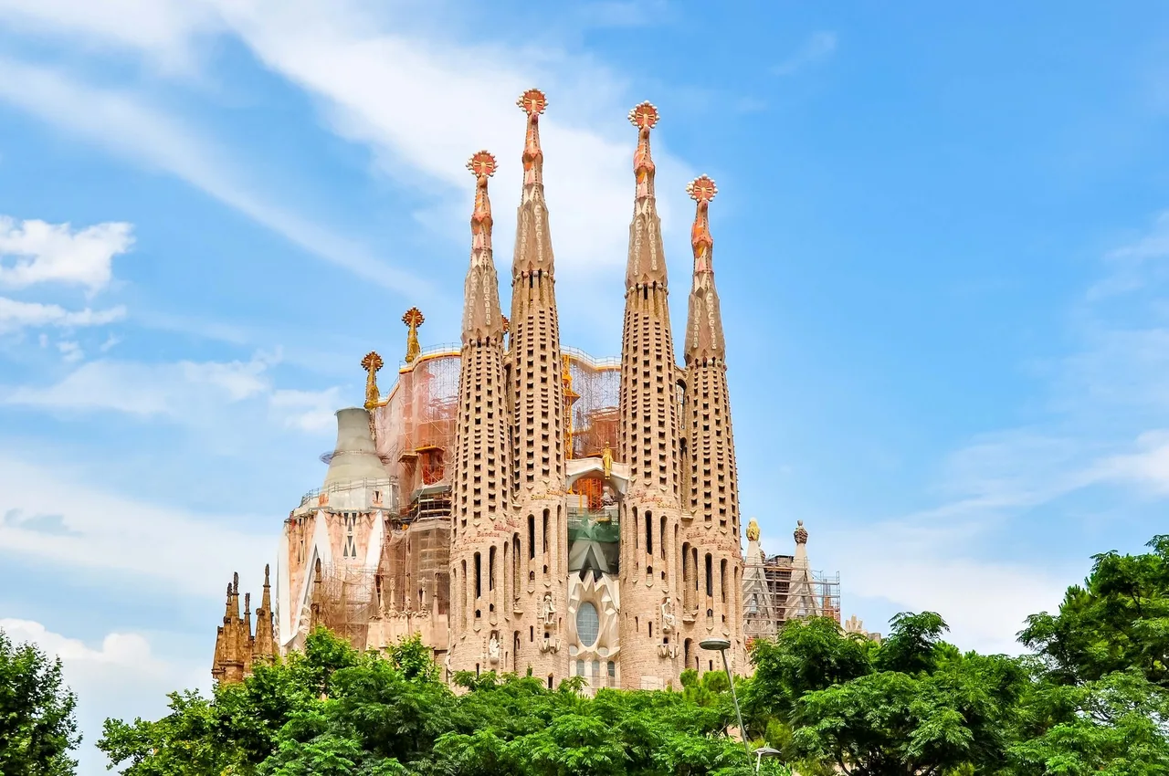 Sagrada Familia nha tho kien truc su antoni gaudi