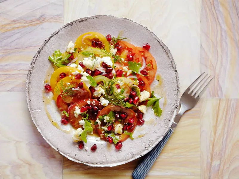 Salad cà chua trộn Feta, sốt lựu