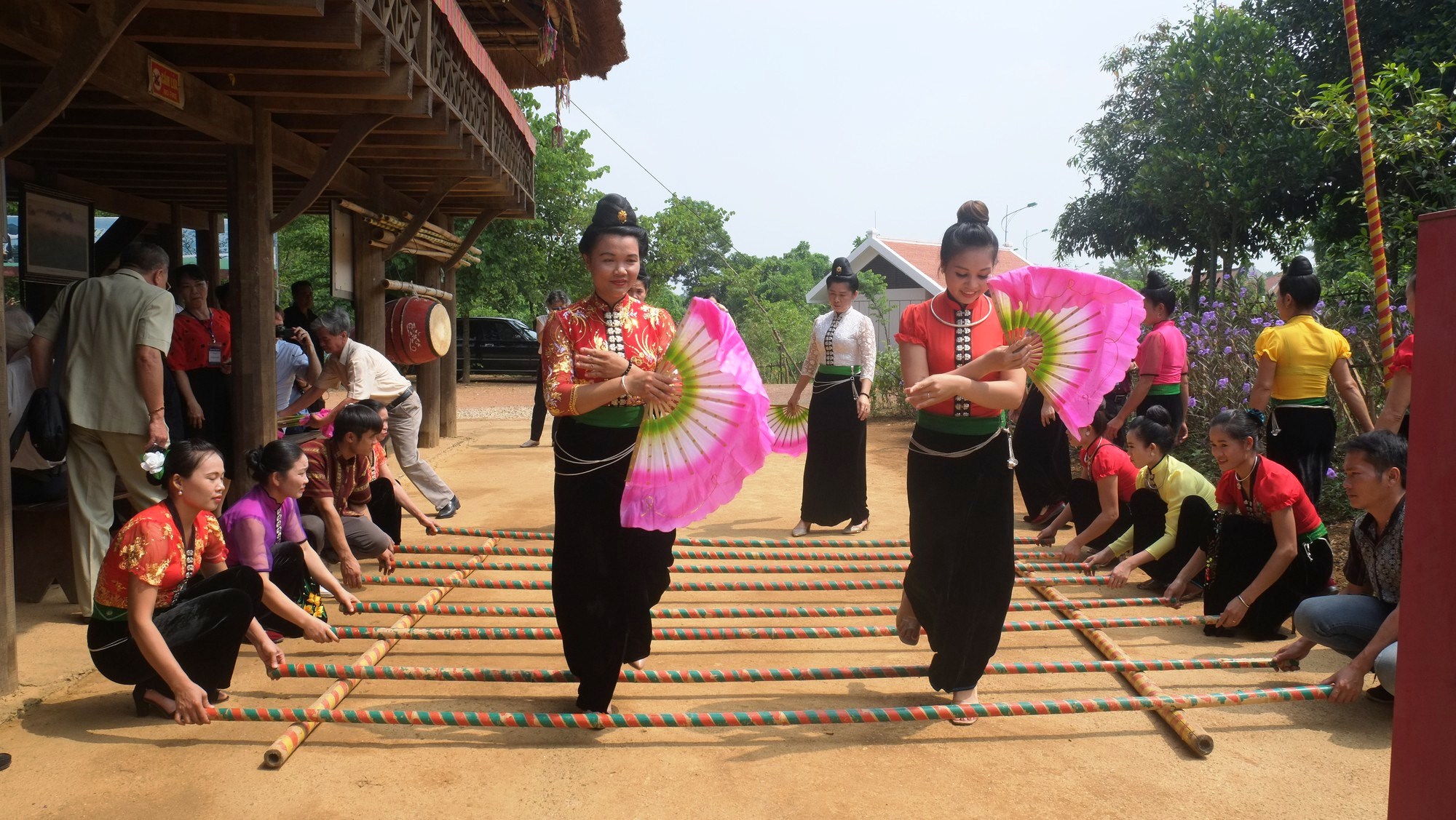 tro choi dan gian viet nam danh du dau vat danh quay nem con nhay sap o an quan xam huong bai choi