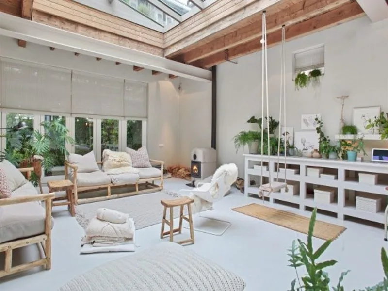 House Tours: khoảng trời ngập nắng trong căn hộ trắng tại Amsterdam