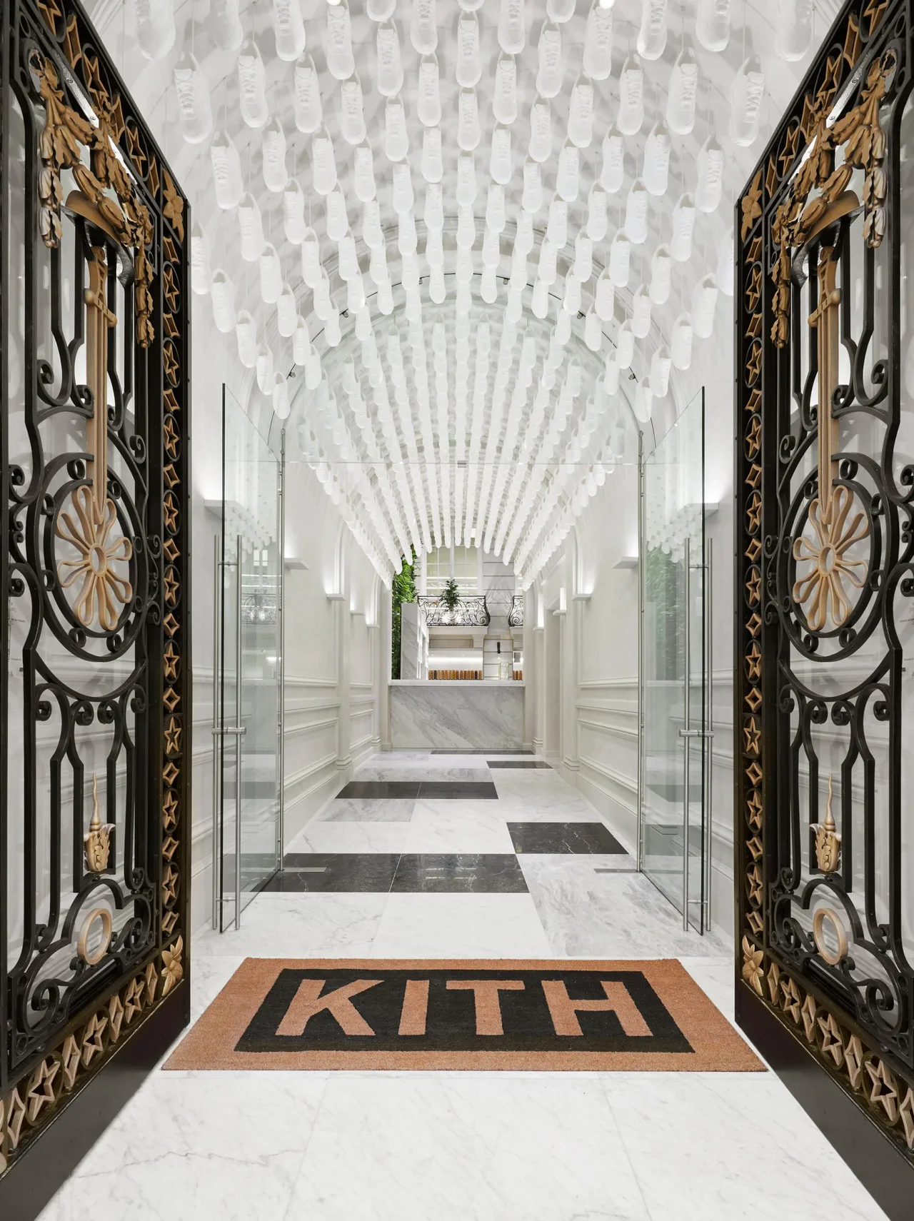 thach cao plaster Kith Streetwear Store Paris