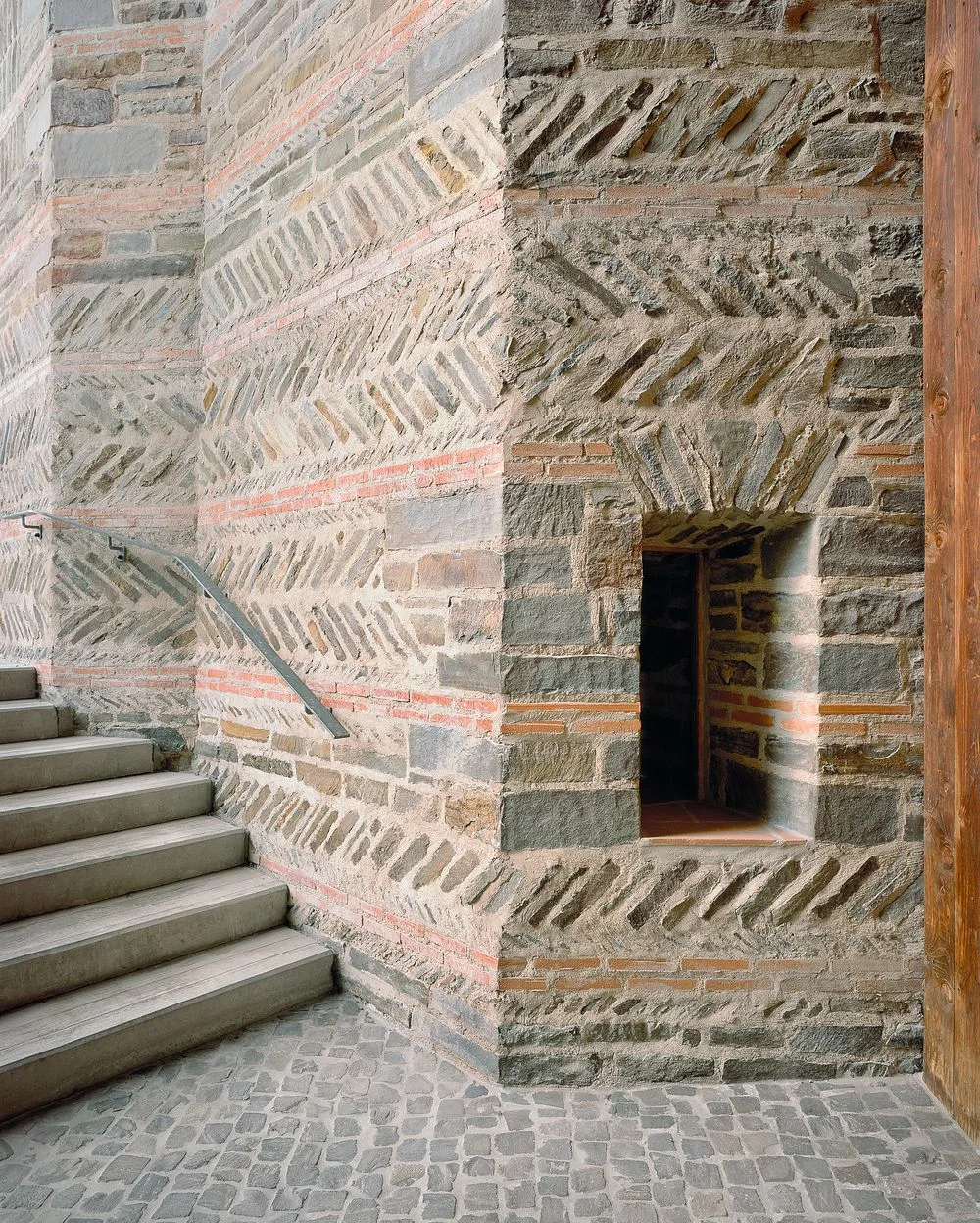 phong cach Brick Expressionism Heinz Bienefeld Kühnen 1988 duc Bonifatius