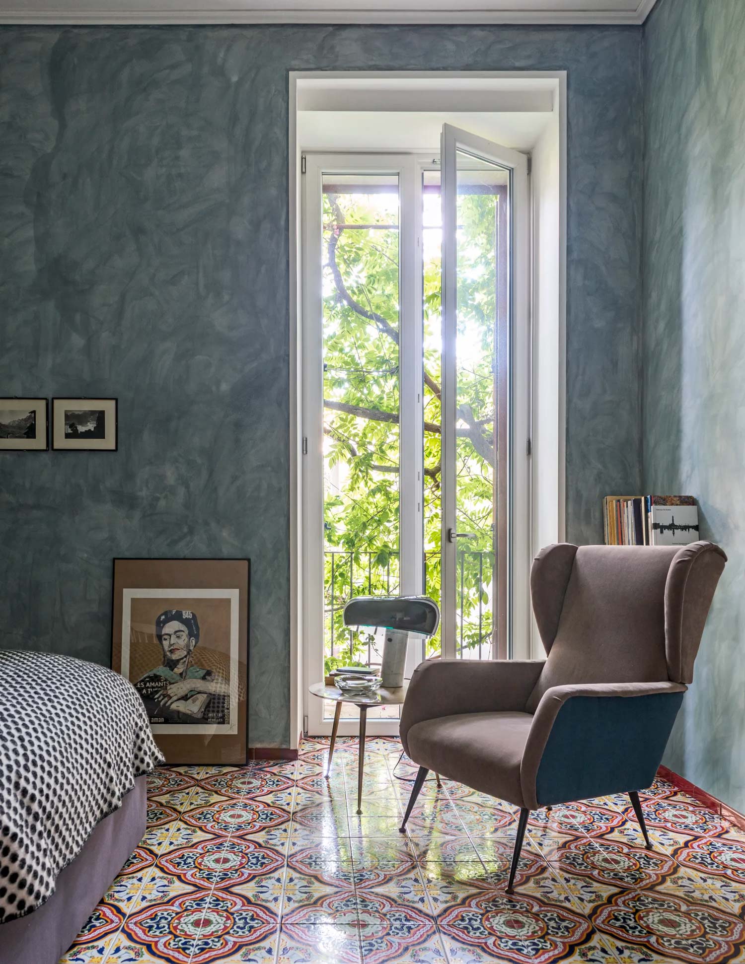 small space góc đọc sách noi that ghe banh