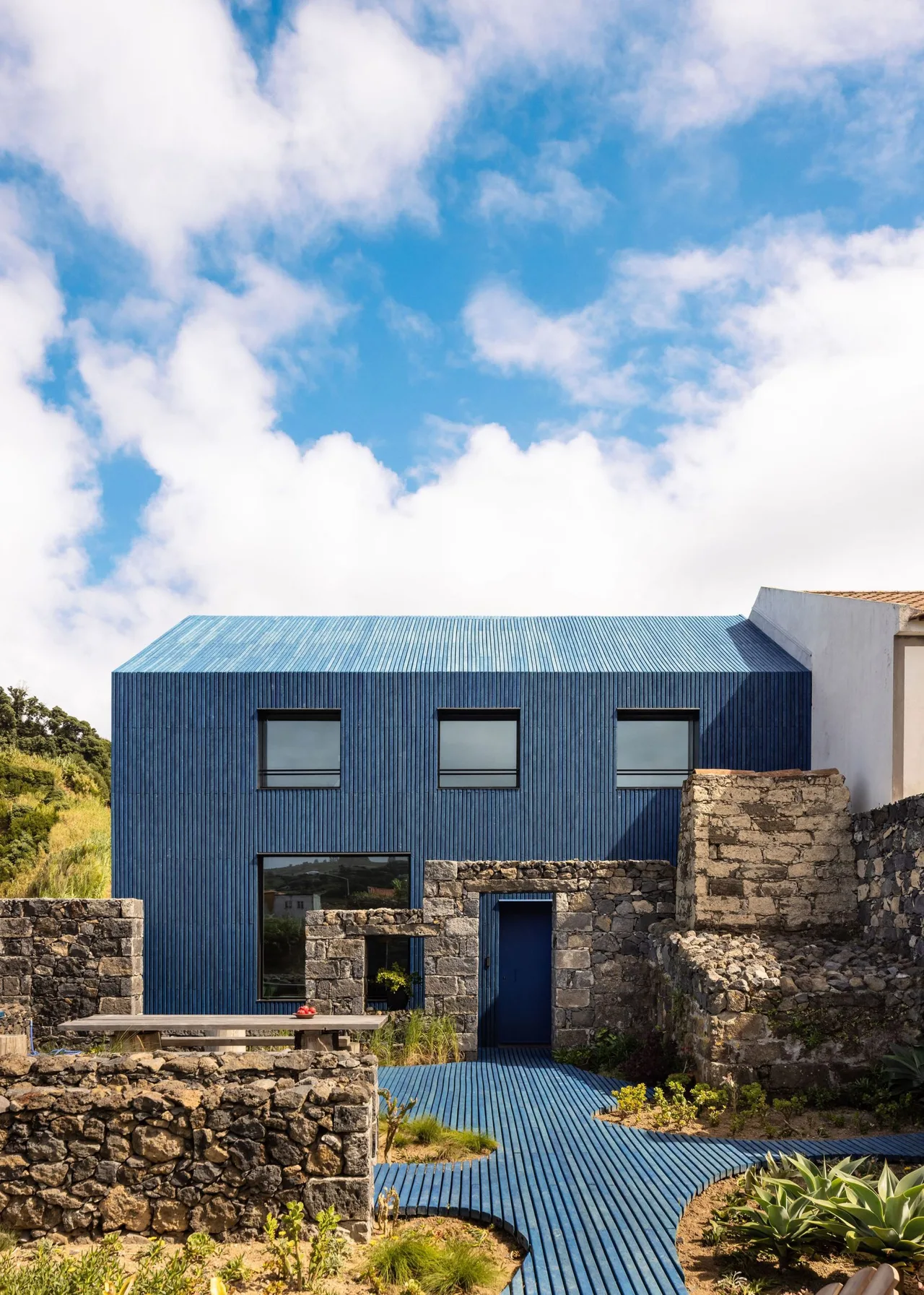 The Blue House Atelier Backlar cai tao kien truc ben vung nhua dai duong