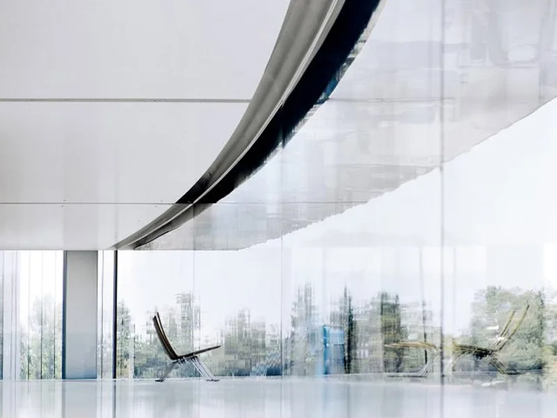 Nhân viên Apple liên tục tông thẳng vào tường kính trong suốt tại văn phòng mới!