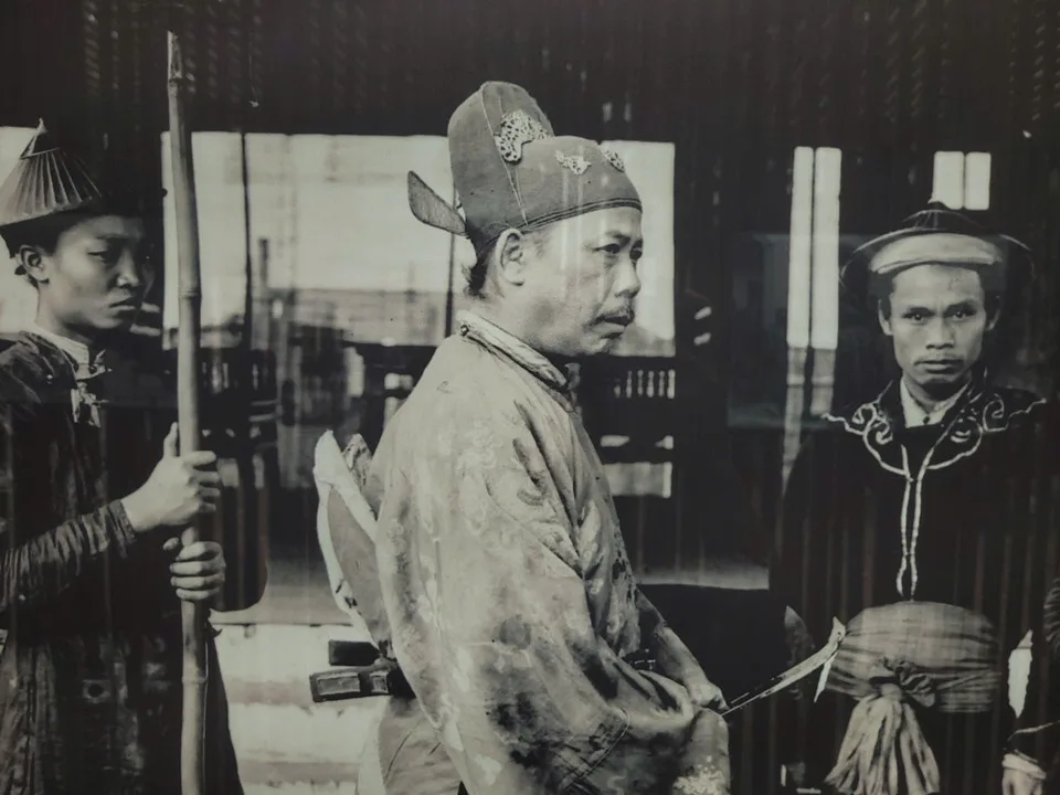 ong do thu phap quan lai nho hoc xin chu ngay tet