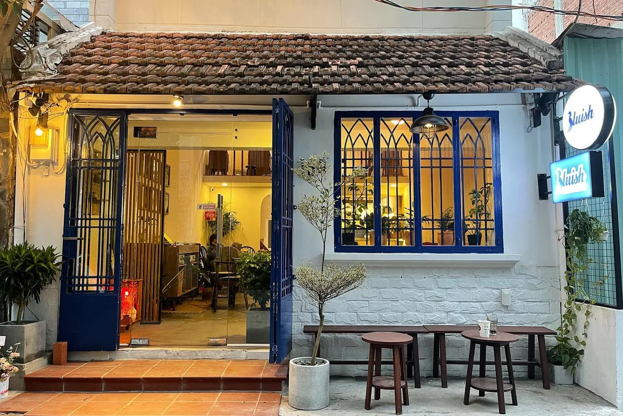 quan cafe dia than vinyl cafe Bluish Cafe thao dien