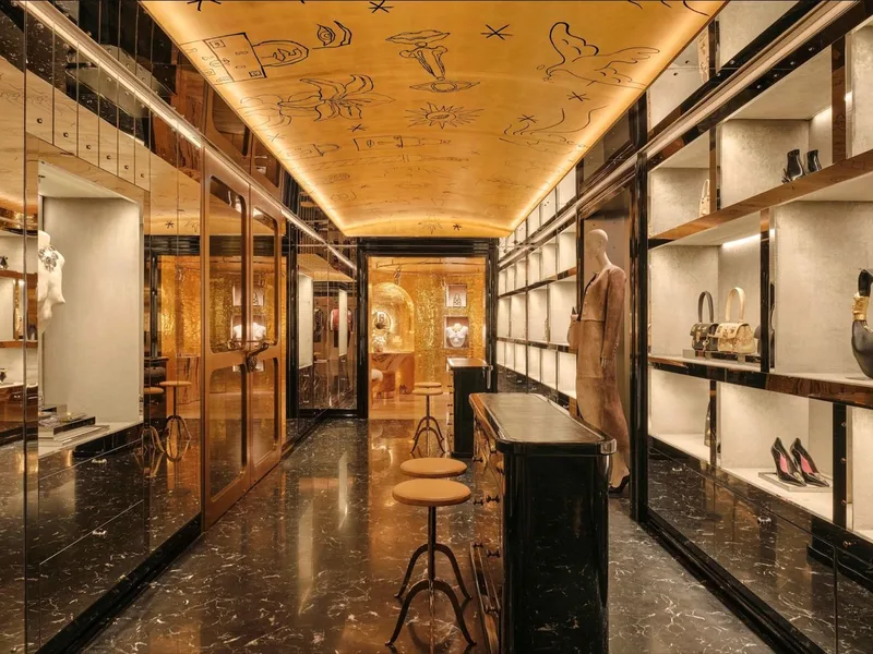 Cửa hàng Schiaparelli tại Hong Kong: Chốn vàng son phương Đông