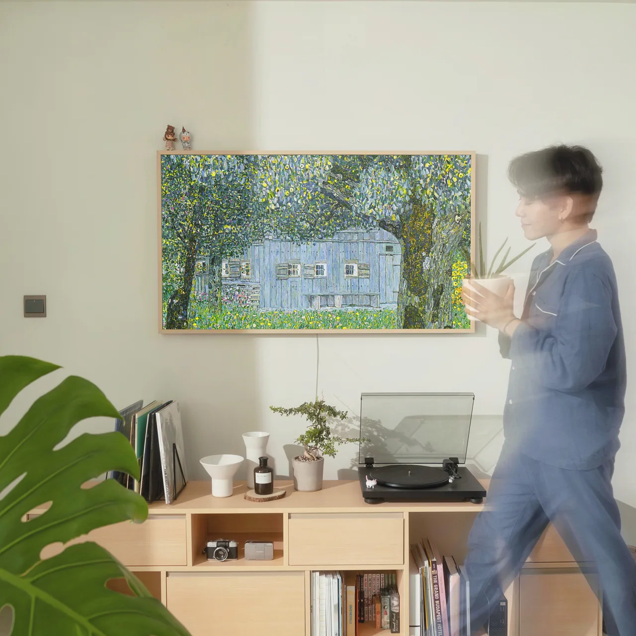Nuông chiều bản thân sau một ngày làm việc mệt nhọc với các tác phẩm hội họa trên TV The Frame.