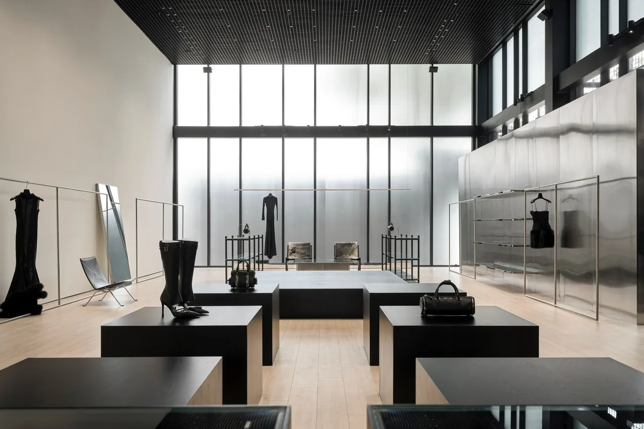 boutique cua hang flagship thao dien toi gian