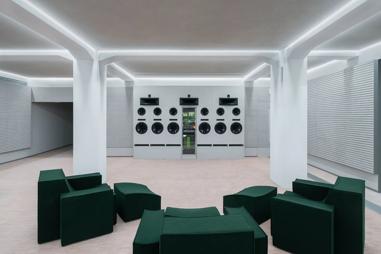 khong gian am nhac loa do noi that nghe thuat triennale milano Piano Parco