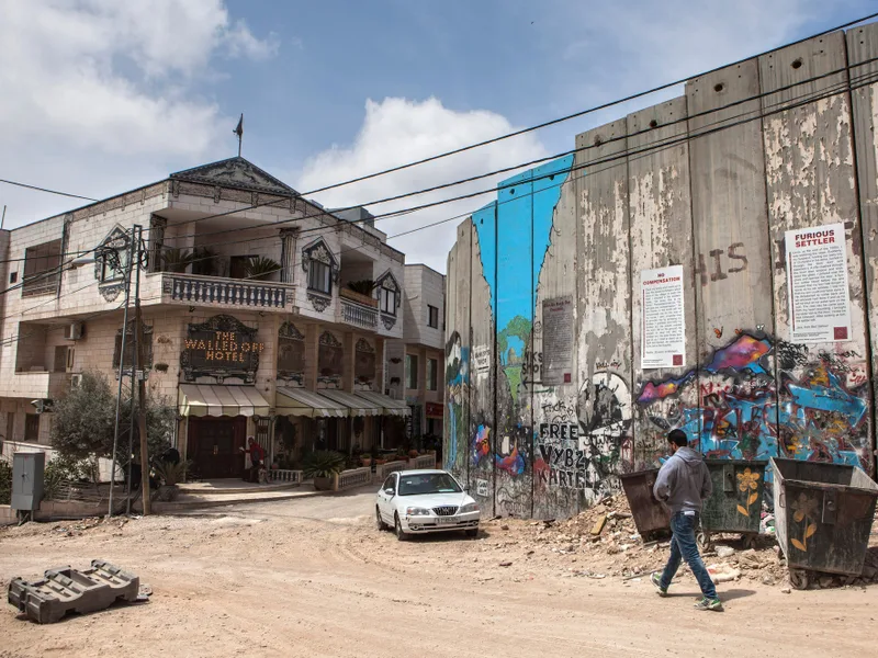 Hoạ sỹ đương đại Banksy thiết kế khách sạn với view "xấu nhất thế giới"