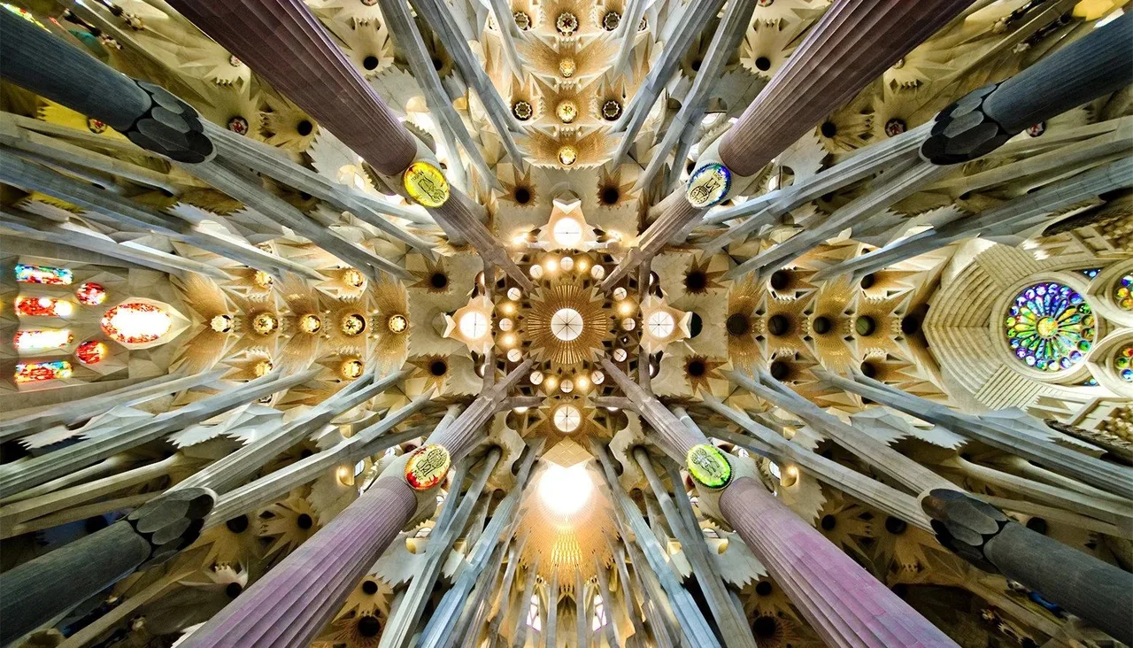 Sagrada Familia nha tho kien truc su