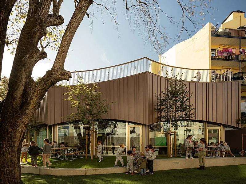 Redbridge school - Sân chơi trên lầu thượng