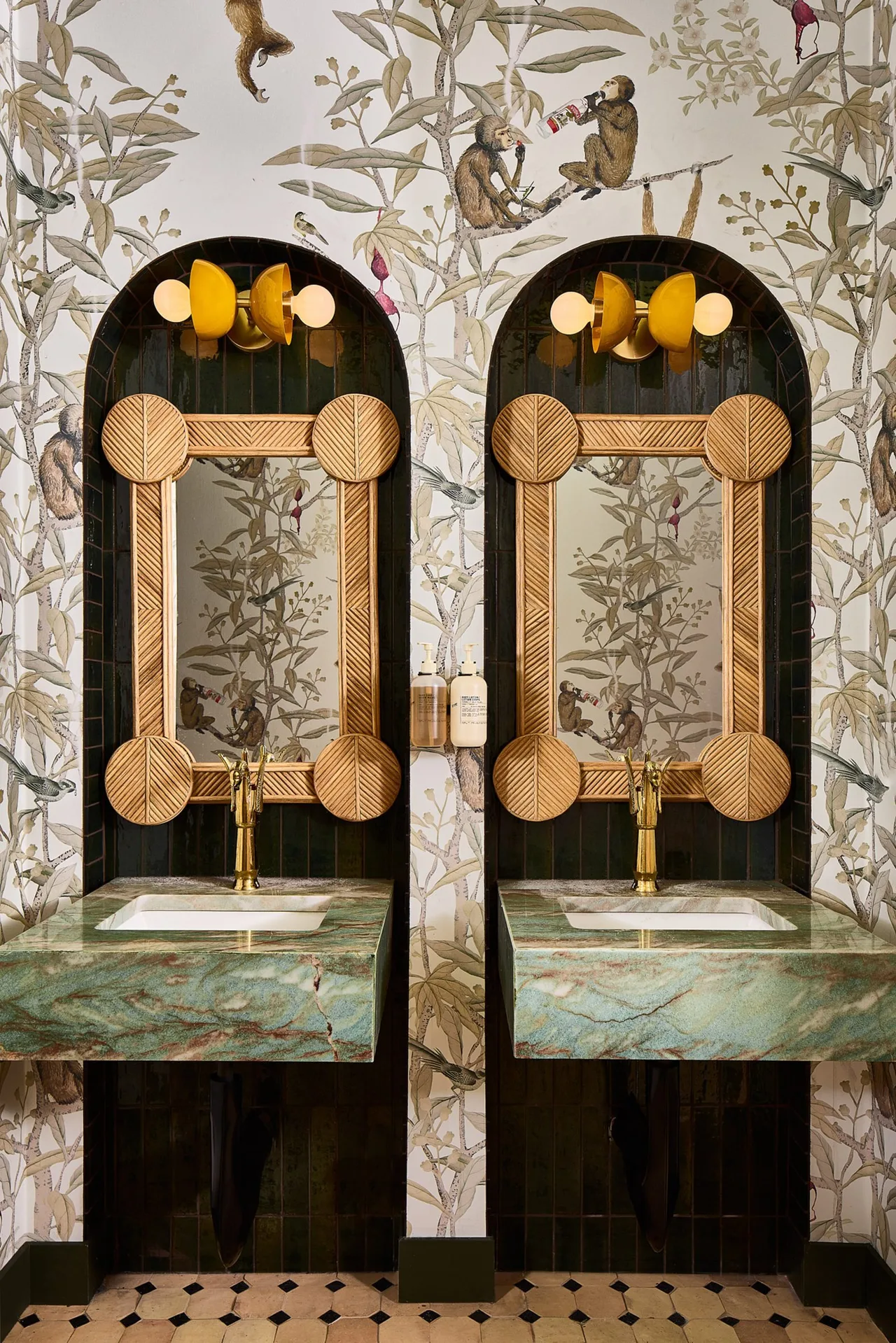 manchester hotel kentucky trang tri noi that restroom