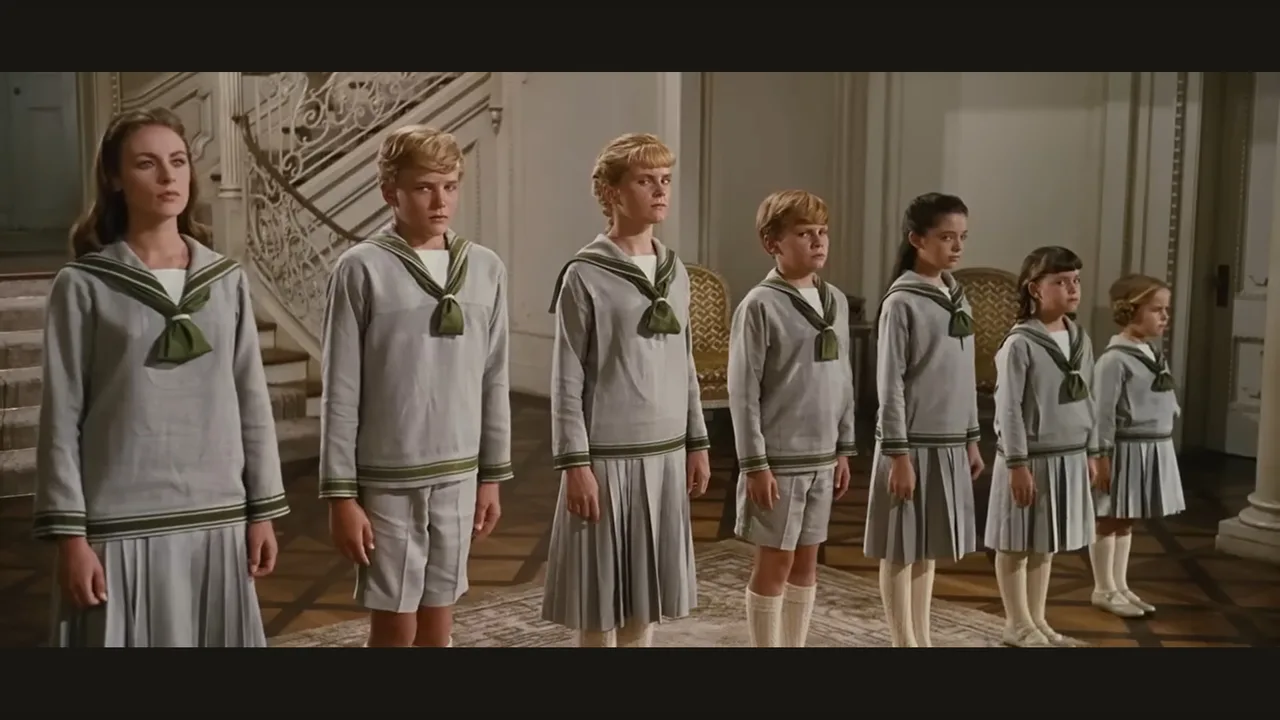 thiet ke boi canh Julie Andrews maria Georg von Trapp ao