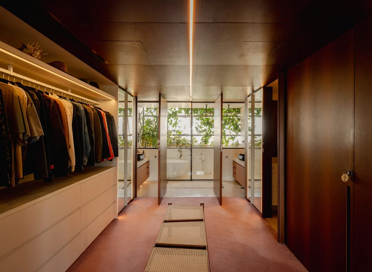 can ho varanda brazil noi that Guto Requena phong thay do walk in closet
