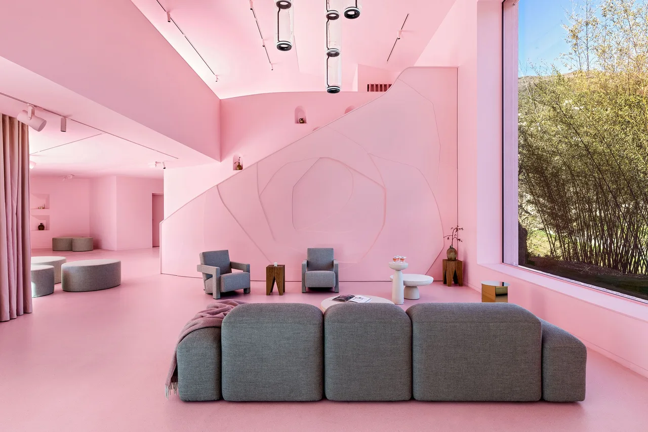 nha lancome rose house mau hong phong khach
