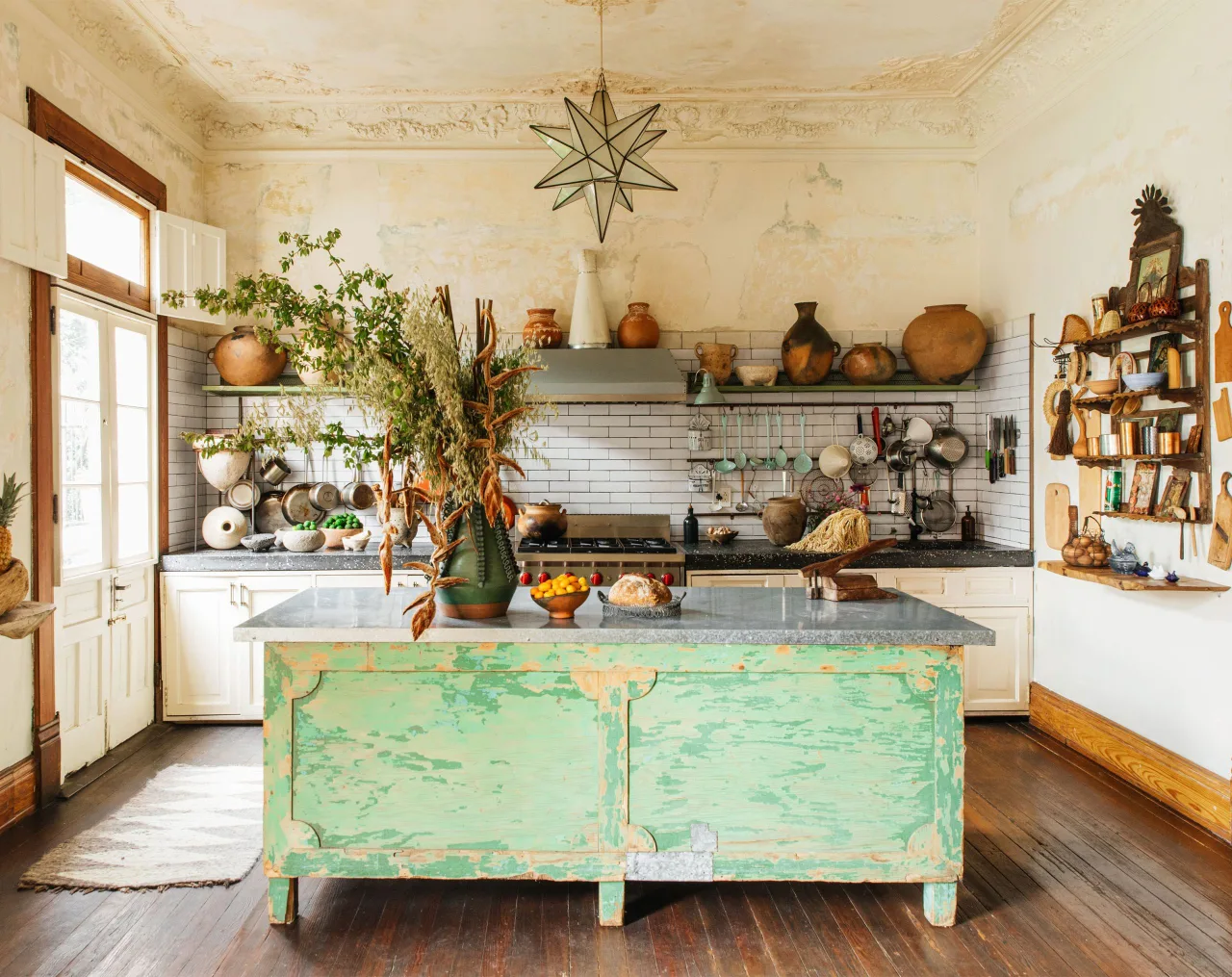 kitchen noi that mat ban bep da hoa cuong