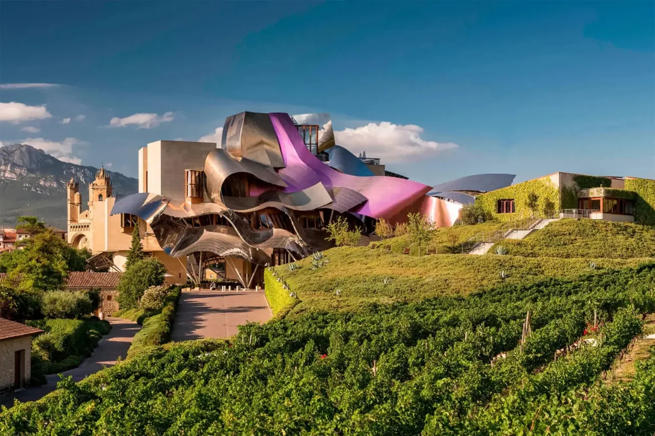 Marqués de Riscal khach san du lich ruou vang wine tourism frank gehry