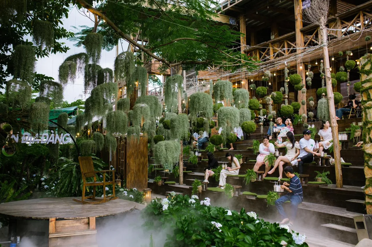 quan cafe noong oi san vuon