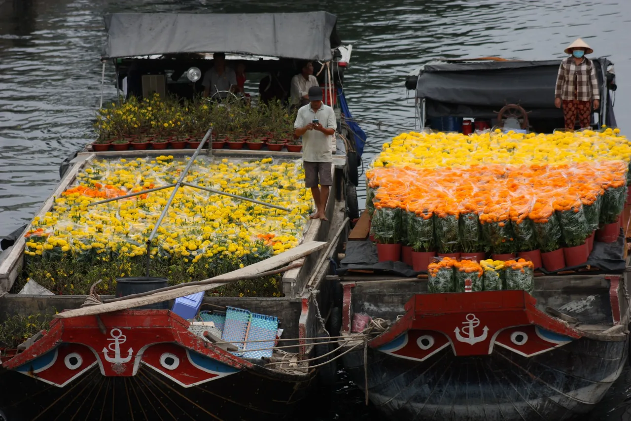 cho hoa thuyen hoa ngay tet