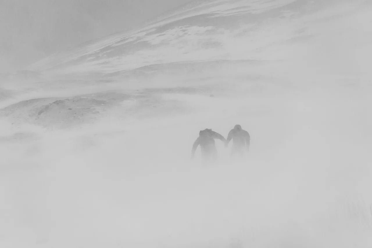 hoang le giang anh den trang trien lam noi noirfoto