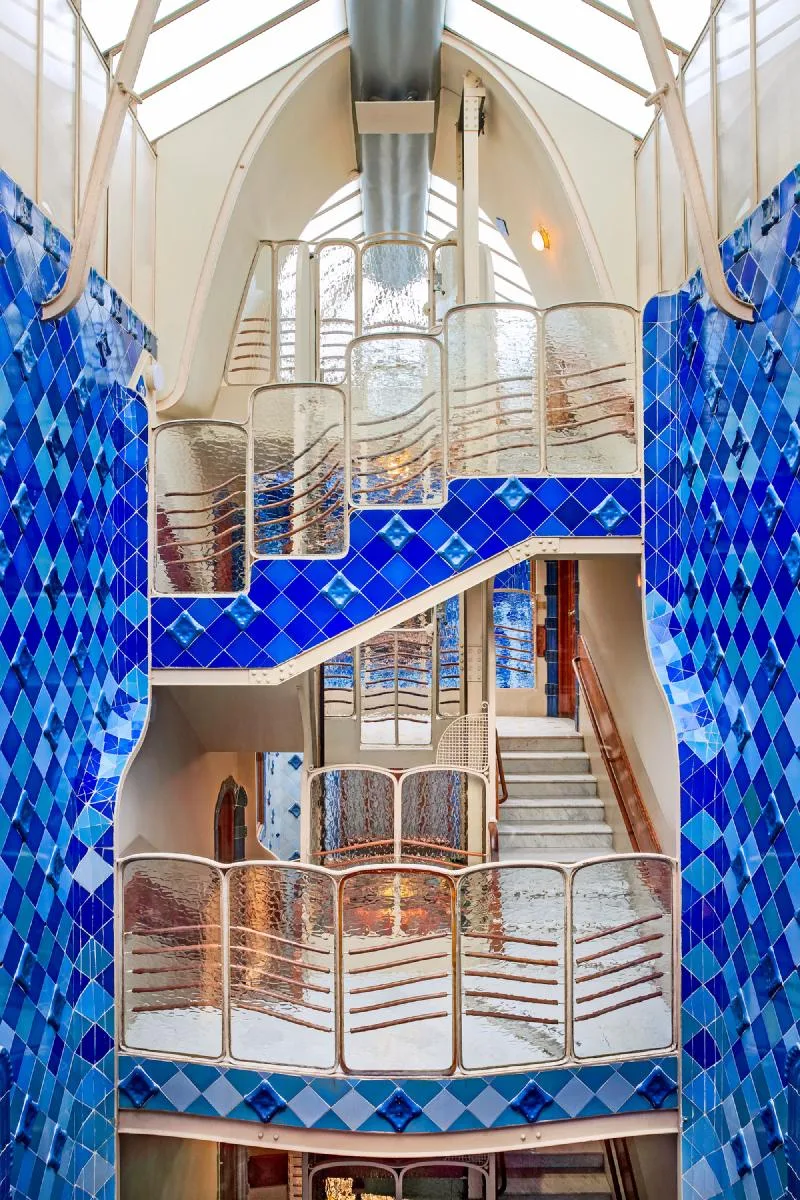 Casa Batllo kien truc barcelona di san antoni gaudi gieng troi gach men mosaic
