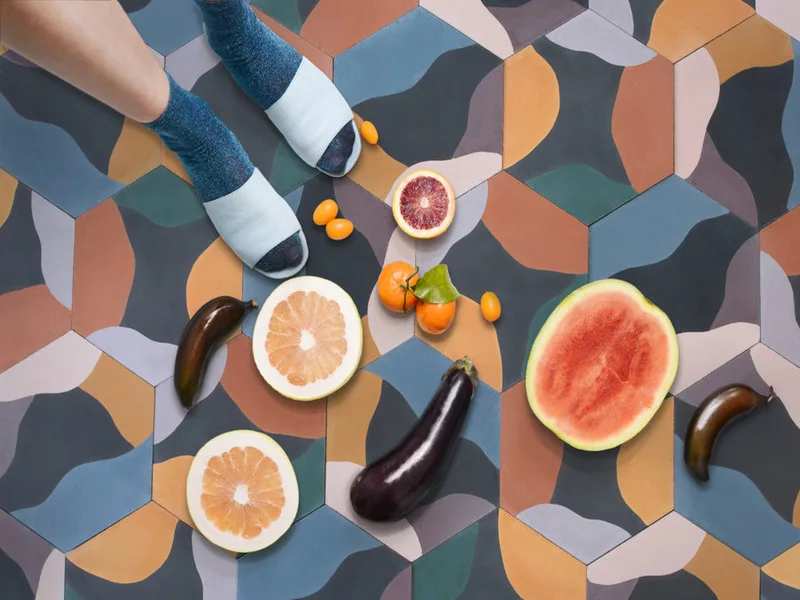 Gạch men Fruit Salad cùng những ô màu sặc sỡ như kính vạn hoa của Avery Thatcher