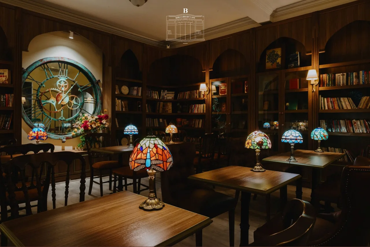 Bibli Library Cafe noi that go thu vien den tiffany