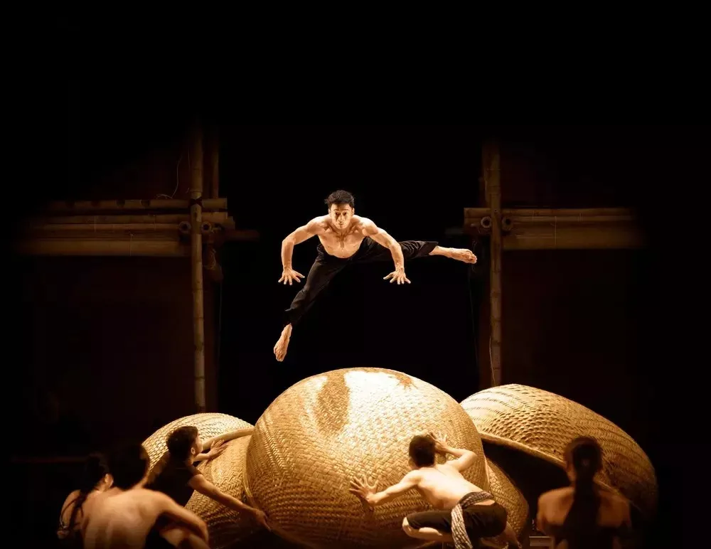 xiec duong dai Corteo Luzia Cirque du Soleil Le Rêve The Dream Franco Dragone Traces Les 7 Doigts de la Main Knitting Peace Cirkus Cirkör vung dat ky bi cong vien gia dinh lang toi my village lune production